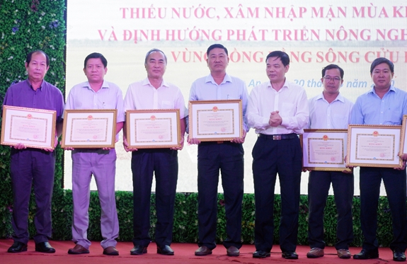 Các tập thể, cá nhân tiêu biểu trong công tác phòng, chống hạn, mặn được khen thưởng.