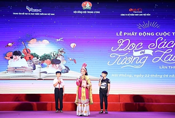 Đội viên, thiếu nhi trình diễn các tiểu phẩm diễn giải ý nghĩa của cuốn sách đã đọc tại Lễ phát động Cuộc thi "Đọc sách vì tương lai" lần thứ II.