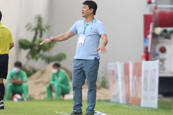 Ông Vũ Tiến Thành đang mát tay khi cầm quân ở V-League 2020.Ảnh: VIẾT ĐỊNH.