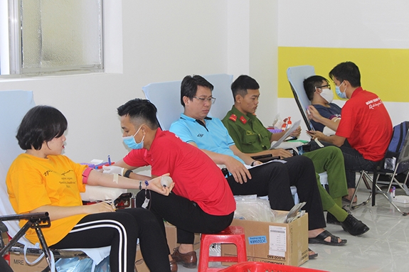 Đông đảo người dân tham gia hiến máu tình nguyện.