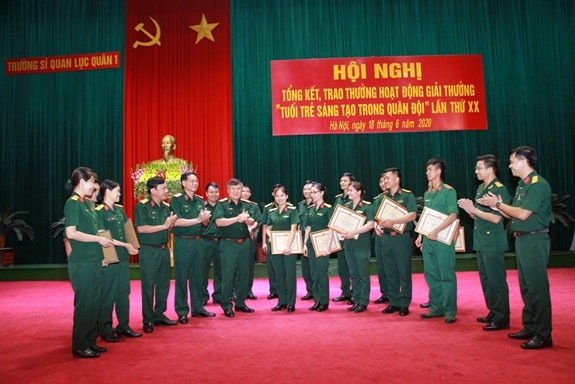 Lãnh đạo Trường Sĩ quan Lục quân 1 trao đổi với tuổi trẻ nhà trường tại Hội nghị tổng kết, trao thưởng hoạt động Giải thưởng Tuổi trẻ sáng tạo trong quân đội lần thứ XX. Ảnh: HÀ BÌNH