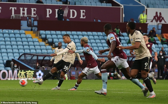 Mason Greenwood nới rộng cách biệt lên hai bàn với cú sút từ ngoài vòng cấm. Ảnh: Getty