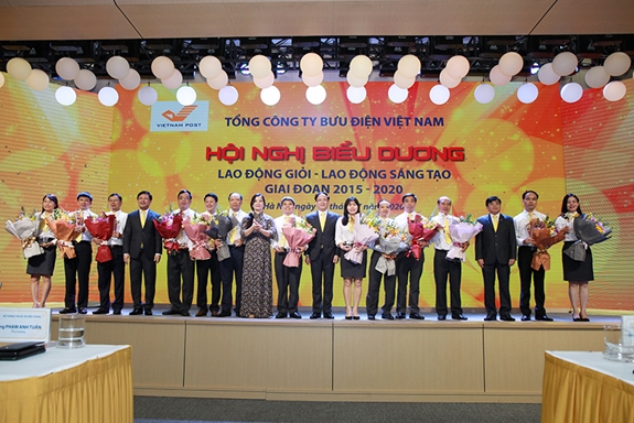 Lãnh đạo Bộ TT&TT và Vietnam Post trao thưởng các tập thể, cá nhân xuất sắc.
