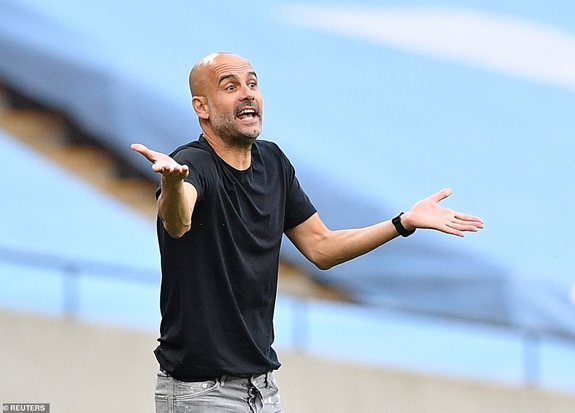 HLV Pep Guardiola sốt ruột khi thấy các học trò phung phí nhiều cơ hội ghi bàn. Ảnh: Reuters