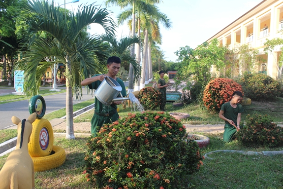 Bàn tay khéo léo của “lính thợ công binh” chăm sóc, làm đẹp đơn vị.