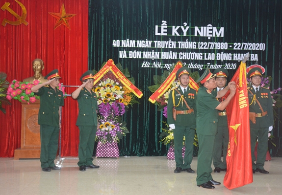 Thừa ủy quyền của Chủ tịch nước, Thượng tướng Nguyễn Phương Nam gắn Huân chương Lao động hạng Ba lên Quân kỳ Quyết thắng của trung tâm.
