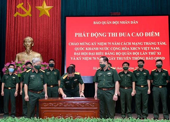 Đại tá Đỗ Phú Thọ và Đại tá Đoàn Xuân Bộ chứng kiến đại diện các phòng, ban ký giao ước thi đua.