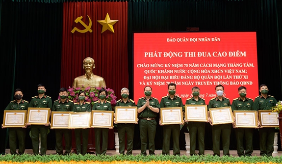 Thừa ủy quyền Chủ tịch nước, Đại tá Đoàn Xuân Bộ trao Huy chương Quân kỳ Quyết thắng tặng các đồng chí đã có thời gian 25 năm phục vụ liên tục trong LLVT nhân dân.