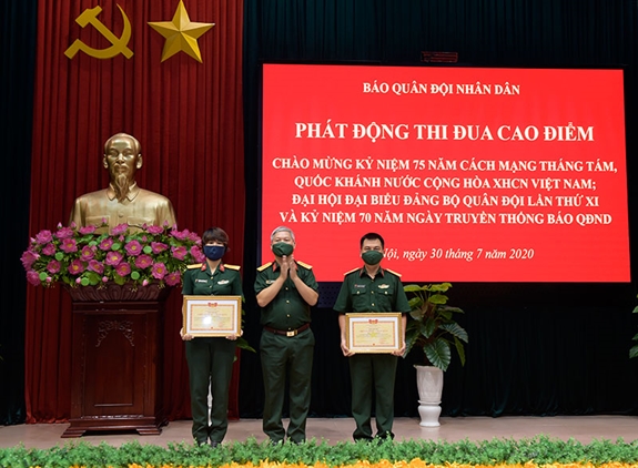 Thừa ủy quyền Bộ trưởng Bộ Quốc phòng, Đại tá Đỗ Phú Thọ trao danh hiệu Chiến sĩ thi đua toàn quân tặng các đồng chí đã có thành tích xuất sắc trong các năm từ 2017-2019.
