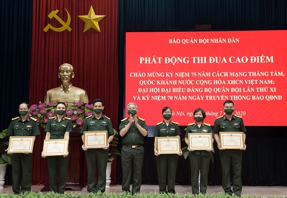 Thừa ủy quyền Bộ trưởng Bộ Quốc phòng, Đại tá Đỗ Phú Thọ trao Bằng khen của Bộ trưởng Bộ Quốc phòng tặng các đồng chí đạt thành tích xuất sắc trong các năm 2018-2019.