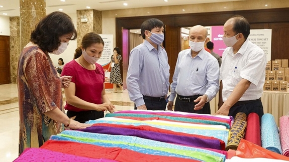 Các đại biểu tham quan gian hàng của Hiệp hội Sản xuất và Kinh doanh lụa Nha Xá, tỉnh Hà Nam