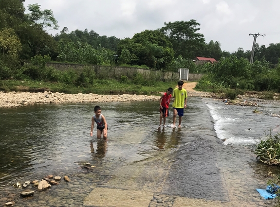 Việc đi lại của của người dân (nhất là các em nhỏ) gặp nhiều khó khăn.