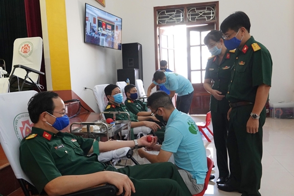 Đại tá Lê Ngọc Thân (ngoài cùng bên trái) và Ban Giám đốc Nhà máy Z115 trực tiếp hiến máu.