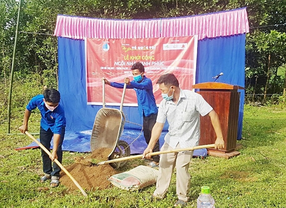 Lễ khởi công công trình “Ngôi nhà hạnh phúc” tặng em Hồ Thị My, học sinh lớp 3A Trường Tiểu học Tà Long (xã Tà Long, huyện Đa Krông, tỉnh Quảng Trị).