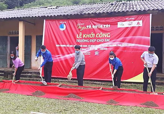 Đại diện Trung ương Hội LHTN Việt Nam và Tỉnh đoàn Tuyên Quang khởi công công trình “Trường đẹp cho em” tại Điểm trường tiểu học thôn Khuổi Xoan (xã Hồng Quang, huyện Lâm Bình, tỉnh Tuyên Quang).