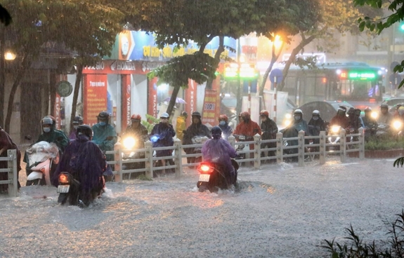 Bắc Bộ và Trung Bộ mưa dông tiếp diễn, kèm thời tiết nguy hiểm