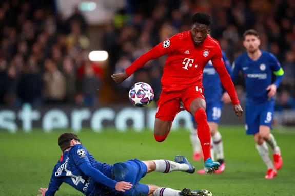 Hậu vệ A.Davies đang có mùa giải thành công cùng Bayern Munich.Ảnh: GOAL.