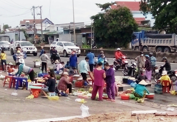 Chợ tự phát trước cổng Công ty TNHH Cự Thành (Long Thành, Đồng Nai) lấn chiếm lòng đường Quốc lộ 51.