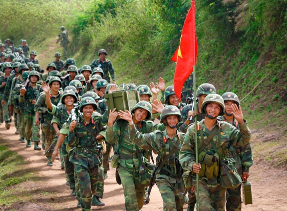 Cán bộ, chiến sĩ Đại đội 9, Tiểu đoàn 9, Trung đoàn 141 trên đường ra thao trường huấn luyện. Ảnh: BÙI HIỆP