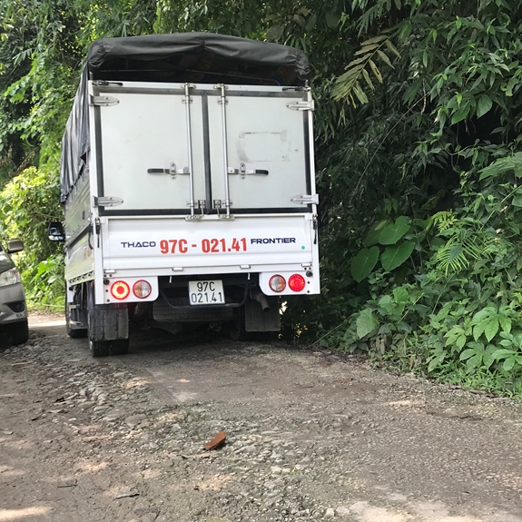 Khi gặp xe ngược chiều, các xe phải lấn sang hết vệ đường thì mới có thể di chuyển.