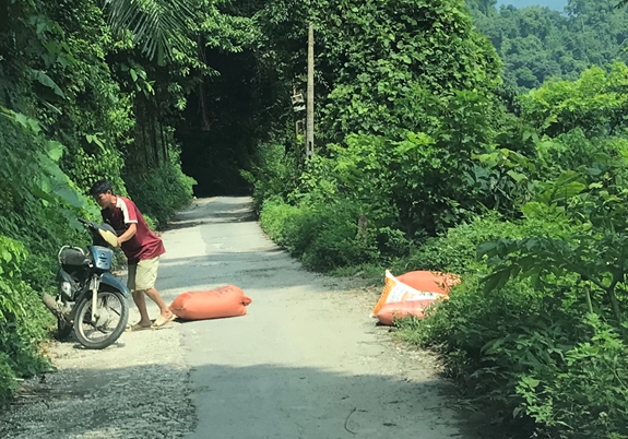 Người dân gặp nhiều khó khăn khi vận chuyển hoa màu trên con đường xuống cấp.