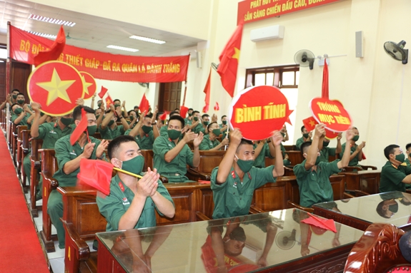 Cán bộ, chiến sĩ Lữ đoàn 201, Binh chủng Tăng thiết giáp cổ vũ cho kíp xe số 3 thi đấu tại Army Games 2020.