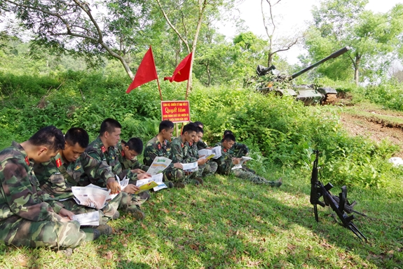 Phút giải lao trên thao trường của cán bộ, chiến sĩ Lữ đoàn 201, Binh chủng Tăng thiết giáp.