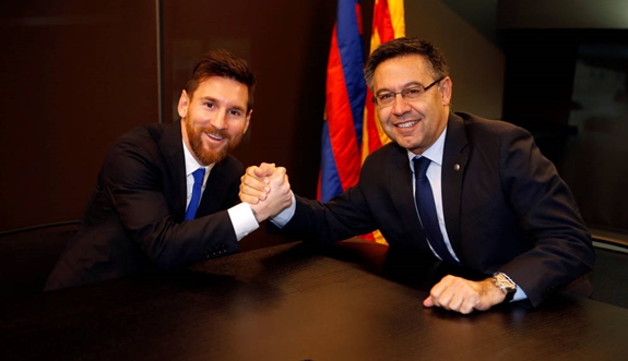 Chủ tịch M.Bartomeu và L.Messi từng có thời “anh em trên bến dưới thuyền”.Ảnh: El Confidencial.