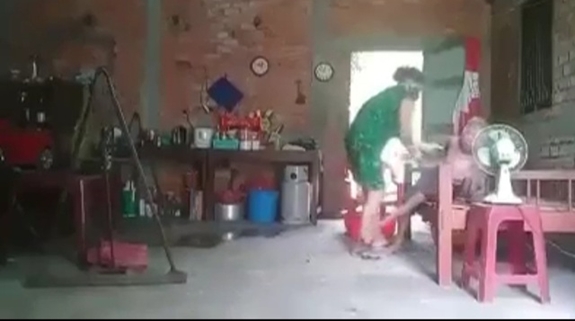 Hình ảnh người phụ nữ ngược đãi mẹ già. Ảnh: Cắt từ clip.