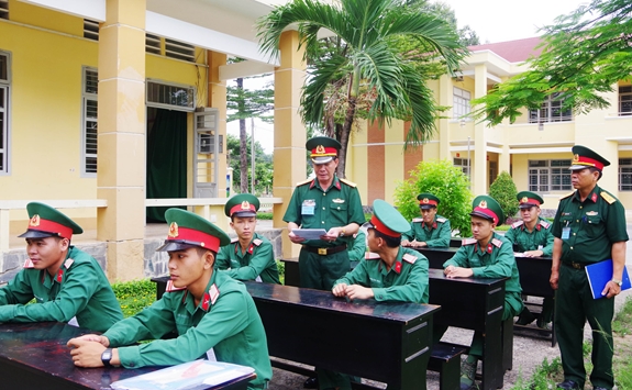 Lãnh đạo Trường Quân sự Quân đoàn 4 kiểm tra học viên trước giờ thi.