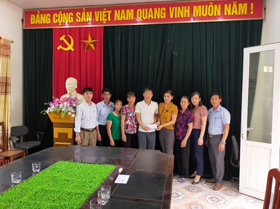 Đại diện lãnh đạo, các ban ngành, đoàn thể phường Thất Hùng trao hơn 50 triệu đồng hỗ trợ gia đình chị Giang.
