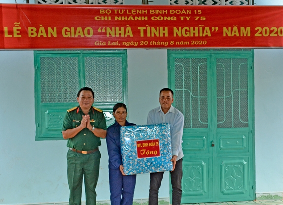 Binh đoàn 15 bàn giao nhà và trao quà tặng gia đình chị Kor Thil.