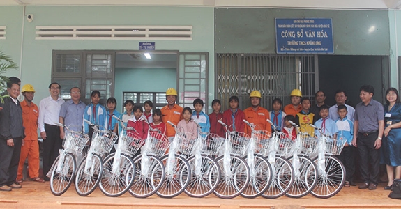 Đoàn công tác tặng xe đạp các em học sinh.