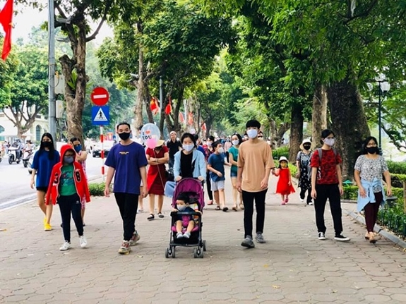 Nới lỏng giãn cách và khôi phục lại hoạt động của các ngành dịch vụ là cần thiết, nhưng phải đảm bảo an toàn trước dịch bệnh Covid-19. Ảnh: TUẤN SƠN.