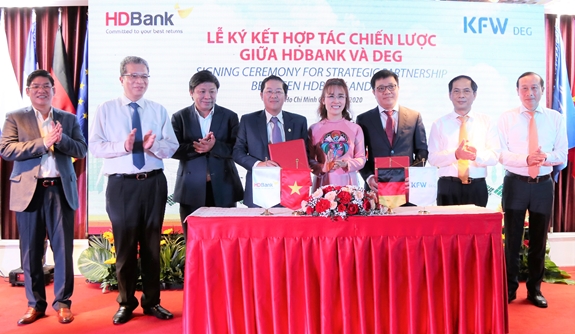 Toàn cảnh lễ ký kết.