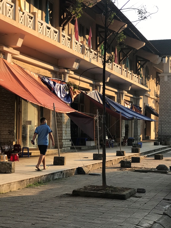 Các cục bê tông, bạt che nắng bên ngoài chợ Sa Pa gây mất mỹ quan.
