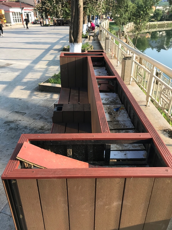 Trong khuôn viên hồ Sa Pa, ghế ngồi dành cho du khách đã hư hỏng.
