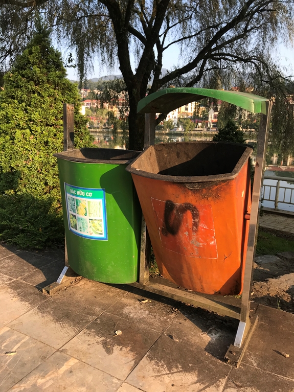 Những thùng rác không nắp đậy.