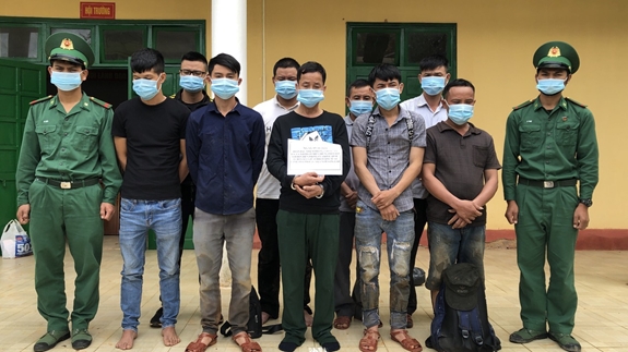 Các đối tượng xuất cảnh trái phép bị Đoàn Đặc nhiệm phòng, chống ma túy và tội phạm miền Trung, Đồn Biên phòng cửa khẩu quốc tế Bờ Y bắt giữ ngày 9-10-2020.