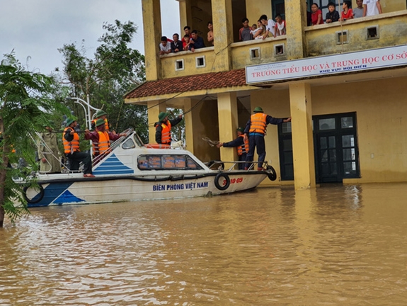 Bộ đội luôn có mặt ở những nơi hoạn nạn để giúp dân. Ảnh: tuoitre.vn