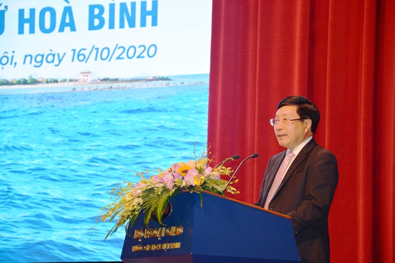 Phó thủ tướng, Bộ trưởng Ngoại giao Phạm Bình Minh phát biểu chỉ đạo tại hội thảo.