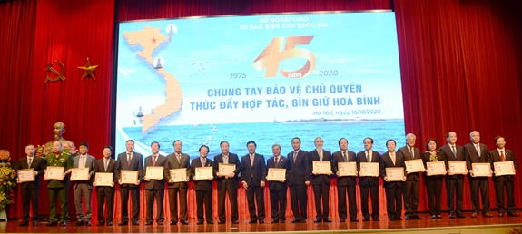 Phó thủ tướng, Bộ trưởng Ngoại giao Phạm Bình Minh trao Kỷ niệm chương “Vì sự nghiệp biên giới, lãnh thổ” tặng các cá nhân có thành tích xuất sắc.