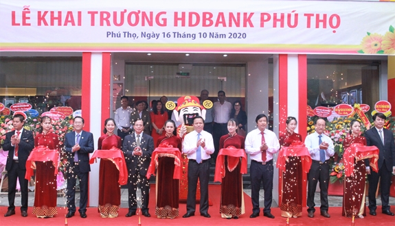 Cắt băng khai trương HDBank Phú Thọ.