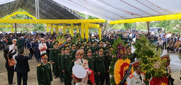 TIN TƯỜNG THUẬT TRỰC TIẾP: Lễ viếng, truy điệu các cán bộ hy sinh khi làm nhiệm vụ khắc phục hậu quả lũ lụt tại tỉnh Thừa Thiên-Huế