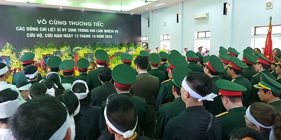 TIN TƯỜNG THUẬT TRỰC TIẾP: Lễ viếng, truy điệu các cán bộ hy sinh khi làm nhiệm vụ khắc phục hậu quả lũ lụt tại tỉnh Thừa Thiên-Huế