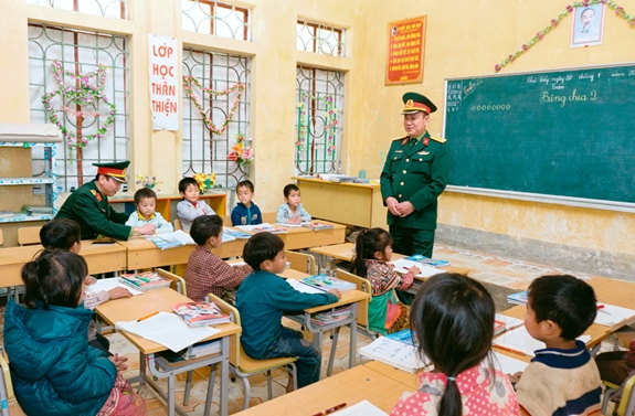 Lãnh đạo Học viện Khoa học Quân sự thăm hỏi, trao quà tặng các học sinh có hoàn cảnh khó khăn của huyện Phong Thổ (Lai Châu). Ảnh: HOÀNG PHƯƠNG