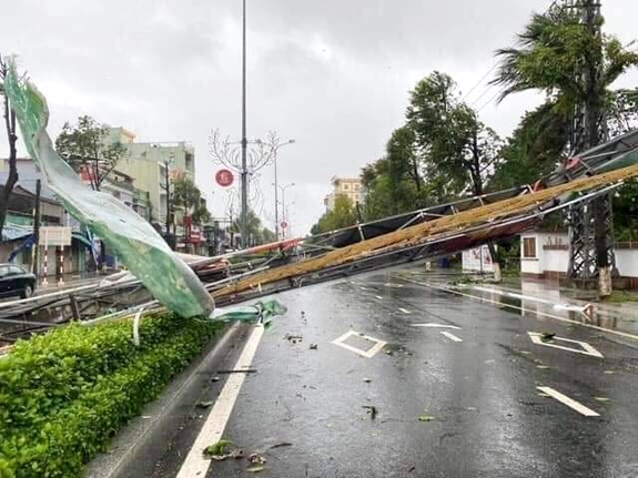 Cột điện trên TP Quảng Ngãi bị bão quật gãy đổ.