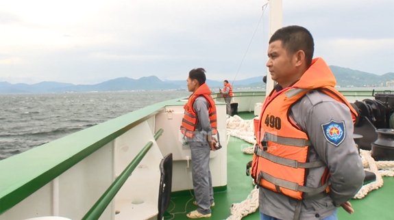 Các thành viên Tàu Kiểm ngư KN490 lên đường tìm kiếm tàu cá BĐ 96388 TS gặp nạn.
