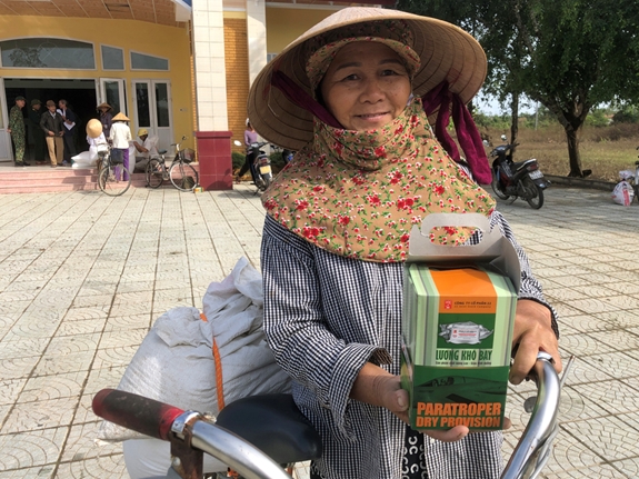 Người dân đã bớt âu lo khi được nhận gạo của Chính phủ và lương khô của quân đội cứu trợ.