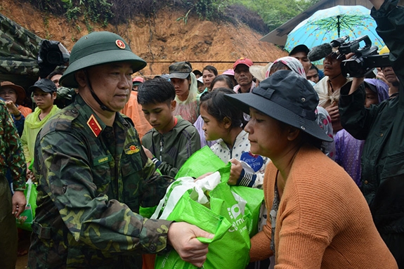 Trung tướng Thái Đại Ngọc, Tư lệnh Quân khu 5 trao quà tặng người dân thôn 1, xã Trà Leng (huyện Nam Trà My, tỉnh Quảng Nam).